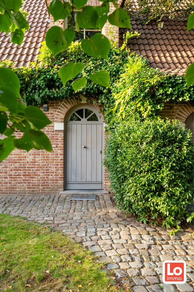 VERKOCHT! Charmante alleenstaande woning met inpandige garage en grote tuin op een rustige, groene locatie nabij het centrum van Beervelde! - foto 2