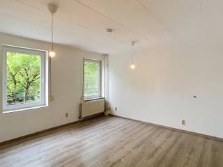 <p>Op zoek naar een instapklare woning met een praktische indeling in Boutersem? Op de Leuvensesteenweg vind je een huis dat meteen als thuis aanvoelt. De ligging combineert de rust van een woonstraat met de handigheid van alle voorzieningen op wandel- of fietsafstand, ideaal voor wie graag alles binnen handbereik heeft zonder in te boeten aan comfort. Binnen ontdek je een heldere indeling met drie slaapkamers, perfect voor een gezin of wie graag extra ruimte heeft voor een bureau of hobbykamer. De badkamer is functioneel afgewerkt en de keuken is volledig uitgerust met alles wat je nodig hebt: dampkap, oven, kookplaat, koelkast, diepvries en vaatwasser staan klaar om meteen te gebruiken. Zo kan je vanaf dag één je kookkunsten botvieren zonder eerst nog te moeten investeren in toestellen. De woning is instapklaar en biedt bovendien het voordeel van een terras en parkeermogelijkheid, twee troeven die het dagelijkse comfort net dat tikkeltje aangenamer maken. Een rookmelder zorgt voor extra veiligheid, en het EPC is beschikbaar voor wie graag alle informatie vooraf op een rijtje heeft. De woning is onmiddellijk beschikbaar, ideaal voor wie snel wil verhuizen. Qua ligging scoort deze woning sterk: winkels, scholen, het openbaar vervoer, een station, sportfaciliteiten en de invalswegen liggen allemaal binnen handbereik. Dat maakt het pendelen naar werk of school, een boodschap doen of sporten na een werkdag allemaal net iets makkelijker. Kortom, een locatie waar wonen en leven vlot samengaan. Deze woning gezien en meteen verliefd? Neem contact op via www.living-stone.be om een bezoek in te plannen en ontdek zelf hoe deze woning aanvoelt als thuis.</p>