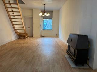 Deze rijwoning is gelegen in het centrum van Aalst, op wandelafstand van winkels, scholen en openbaar vervoer. Je komt meteen binnen in de leefruimte, die verwarmd wordt met een gaskachel. Op de benedenverdieping bevindt zich verder de keuken, met aansluitend een praktische mini-berging voor vuilnis en extra opslag. Daarnaast is er de badkamer, uitgerust met een toilet, douche en enkele lavabo.<br />Op de eerste verdieping zijn er twee ruime slaapkamers. Via een vaste trap bereik je de zolderverdieping, die perfect kan ingericht worden als een extra slaapkamer of polyvalente ruimte. EPC: 314 kWh/m² jaar (label D), waardoor er geen renovatieverplichting van toepassing is.<br />Ideaal voor wie op zoek is naar een woning met potentieel !!