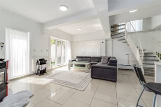 <p><span>Huis met 4 tot 6 slaapkamers, kangoeroewoning mogelijk te koop te Hoboken</span></p><p><span> </span></p><p><span>Op wandelafstand van het de </span><span>Hobokense Polder </span><span>en nabij Antwerpen zuid staat dit </span><span>huis</span><span> met </span><span>4/6 slaapkamer</span><span>s te koop aan de </span><span>Waaslandstraat 10 te Hoboken</span><span>. </span></p><p><span>Mogelijk aan te passen als </span><span>tweewoonst of kangoeroewoning</span><span>.</span></p><p><span>Centrale ligging nabij winkels, openbaar vervoer, scholen en invalswegen.</span></p><p><span> </span></p><p><span>Indeling :</span></p><p><span> </span></p><p><span>- gelijkvloers</span></p><p><span>- Inkomhal </span></p><p><span>- woonkamer </span></p><p><span>- leefkeuken </span></p><p><span>- voor- en achtertuin</span></p><p><span>- veranda</span></p><p><span>- garage 1</span></p><p><span>- garage 2</span></p><p><span> </span></p><p><span>- eerste verdieping</span></p><p><span>- slaapkamer 1</span></p><p><span>- slaapkamer 2</span></p><p><span>- slaapkamer 3</span></p><p><span> </span></p><p><span>- tweede verdieping</span></p><p><span>- slaapkamer 1</span></p><p><span>- slaapkamer 2</span></p><p><span>- slaapkamer 3</span></p><p><span>- badkamer 1</span></p><p><span> </span></p><p><span> </span></p><p><span>Troeven :</span></p><p><span>- centrale ligging en rustige wijk</span></p><p><span>- nabijheid van openbaar vervoer </span></p><p><span>- dubbele garage</span></p><p><span>- beschikbaar bij akte </span></p><p><span> </span></p><p><span> </span></p><p><span>Ben jij geïnteresseerd in dit huis te koop in Hoboken, ben je op zoek naar een ander vastgoed of wens je de waarde van jouw eigendom te kennen? Dan ben je bij Bolt immo aan het juiste adres! </span></p><p><span> </span></p>
