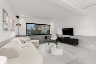 In een rustige en gegeerde straat, op een boogscheut van zee, stad en groen, ligt deze halfopen bebouwing in de Prins Roselaan 106. Van bij...