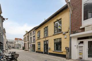 Dit charmante handelspand, gelegen in de Ridderstraat, maakt deel uit van vastgesteld bouwkundig erfgoed en geniet een absolute topligging tussen de Koning Albertstraat en de Havermarkt.<br /><br />Dankzij de hoge passage en het levendige stadsgebeuren voor de deur is dit de ideale locatie voor een kleine handelszaak, boetiek, atelier of kantoor.<br /><br />Het pand werd recent volledig gerenoveerd, waarbij heel wat authentieke elementen zoals het gebinte en de balkenstructuur mooi bewaard zijn gebleven.<br /><br />De gelijkvloerse verdieping omvat een open ruimte van ongeveer 78 m², terwijl de eerste verdieping perfect kan dienen als zit- of leefruimte. Op de tweede verdieping bestaat bovendien de mogelijkheid om slaapkamers te creëren.<br /><br />Het gebouw onderscheidt zich door zijn karaktervolle uitstraling en ligt zowel in een zone van vastgesteld bouwkundig erfgoed (sinds 1 februari 2018) als in een vastgestelde archeologische zone (sinds 19 februari 2016). Dit pand is ideaal voor wie op zoek is naar een handelsruimte op een uitzonderlijke locatie met een unieke, authentieke sfeer.<br /><br />Enkele pluspunten op een rij:<br />+ Topligging tussen Koning Albertstraat en de Havermarkt<br />+ Pand met karakter<br />+ Vastgesteld bouwkundig erfgoed van 01-02-2018 tot heden - https://inventaris.onroerenderfgoed.be/aanduidingsobjecten/20436<br />+ Vastgestelde archeologische zone van 19-02-2016 tot heden - https://inventaris.onroerenderfgoed.be/aanduidingsobjecten/11895<br /><br />Ben jij op zoek naar een handelspand op een absolute toplocatie met een charmante gevel? Of ben jij benieuwd wat achter deze gevel schuilt? Neem dan contact op met Stephanie via stephanie@vestio.com of op het nummer 0474-73 64 84.