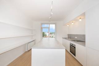 <p>ELSENE, Square du Vieux Tilleul, prachtig appartement van ± 92 m², volledig gerenoveerd in 2026! Prachtig uitzicht (8e verdieping van 9). Direct beschikbaar. Conciërge, gepantserde deur en fietsenstalling. EPB: C. Revenu cadatsral : 1.822€</p>
<p><b>Appartement oorspronkelijk met 2 slaapkamers van 92 m² - Renovatie 2026!</b></p>
<p><u>Kelder</u>: Kelder & parkeerplaats</p>
<p><u>8e verdieping</u>:</p>
<ul>
<li>Betegelde inkomhal</li>
<li>Woonkamer ± 35 m² met parket</li>
<li>Volledig ingerichte keuken</li>
<li>Kantoor ± 6 m²</li>
<li>Badkamer – WC – en doucheruimte</li>
<li>Terras ± 7 m²</li>
</ul>
