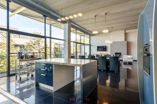 In de residentie Blue Lofts, gelegen in de rustige Lazarijstraat, ontdek je deze unieke en stijlvolle loft.<br />Je woont hier op wandelafstand van het centrum van Hasselt en op enkele meters van de Quartier Bleu.<br />Een absolute toplocatie voor wie houdt van stadsleven gecombineerd met comfort en rust.<br /><br />Deze prachtige loft is doordacht ingedeeld en biedt een indrukwekkend gevoel van ruimte dankzij de hoge plafonds van meer dan 4 meter. <br />Je geniet van een royale leefruimte met gezellige gashaard en met grote raampartijen die overvloedig daglicht binnenlaten, hier zijn dubbele screens voorzien.<br />Via de leefruimte en de open keuken bereik je het ruime terras van 24 m². <br /><br />De open keuken met kookeiland en inox-werkblad is volledig uitgerust met kwalitatieve toestellen.<br />Verder vind je op dit niveau twee ruime slaapkamers, elk met veel lichtinval. In de hal achter de slaapkamers is een volledige wand met maatkasten voorzien als dressing.<br />De badkamer is afgewerkt met een hoekbad, een douche, hangtoilet, badmeubel met dubbele lavabo, spiegelkasten en sierradiatoren.<br />Een aparte berging biedt extra comfort met was- en droogkastaansluiting, een uitgietbak en extra bergruimte.<br /><br />De glazen trap brengt je naar een stijlvolle mezzanine met glazen balustrade. Hier is een open bureauruimte en is er een volledige wand met inbouwkasten.<br />Via een glazen loopbrug kom je in een extra multifunctionele ruimte die vrij kan ingevuld worden.<br /><br />In de kelder zijn over twee open parkeerplaatsen, deze kunnen apart aangekocht worden.<br />Gemeenschappelijke fietsenstalling.<br /><br /><strong>Troeven van deze loft op een rij:</strong>
<ul>
<li>Unieke loftstijl met hoge plafonds en glazen accenten</li>
<li>Grote leefruimte met gashaard en toegang tot het ruime terras</li>
<li>Moderne keuken met eiland en hoogwaardige afwerking</li>
<li>Twee volwaardige slaapkamers met veel lichtinval</li>
<li>Ruime badkamer met bad en douche</li>
<li>Glazen mezzanine met extra bureauruimte</li>
<li>Twee parkeerplaatsen en fietsenstalling</li>
<li>Centrale ligging nabij centrum Hasselt en Quartier Bleu</li>
</ul>
Ben jij op zoek naar een luxueuze en eigentijdse woonplek in het hart van Hasselt? Dan is deze loft een unieke kans.<br />Contacteer ons via Optie M vastgoed I carine@optie-m.be I 0478/41 58 70 voor meer informatie of een bezoek.<br /><br />Wil je weten wat jouw woning waard is? Contacteer ons op bovenstaande gegevens – wij helpen je graag verder.<br /><br />Stedenbouwkundige inlichtingen: VG, Wg, GVV, Gmo