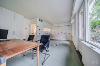 ELSENE – Ideaal gelegen aan het Albert Leemansplein, niet ver van de wijk van het Kasteleinsplein, stelt We Invest u dit gelijkvloers appartement...