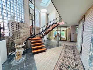 Welkom in deze exclusieve, bijzonder ruime architectenwoning op een zonovergoten perceel van 1.577 m², pal in het centrum van Moorslede. Een...