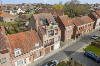 Bent u op zoek naar een instapklaar appartement te koop in Ieper? Dit unieke duplex-appartement in de rustige Vaubanstraat combineert ruimte, comfort en een toplocatie. Gelegen in een kleinschalige residentie van slechts twee appartementen, geniet u hier van privacy én een prachtig uitzicht. Bovendien bevindt het pand zich op wandelafstand van het historische centrum en de iconische Menenpoort.<br /><br />Als kers op de taart beschikt dit vastgoed over een ruime, inbegrepen garage en een fantastisch, zonnig dakterras.<br /><br />Indeling van het appartement<br />Inkomhal met een gastentoilet.<br />Ruime woonkamer (30 m²) met plaats voor een gezellige zithoek en een grote eettafel.<br />Lichtrijke keuken (11 m²) voorzien van alle comfort en een praktische ontbijthoek.<br />Eerste slaapkamer (13 m²).<br /><br />Derde verdieping<br />Tweede ruime slaapkamer.<br />Badkamer met alle nodige voorzieningen.<br />Zonnig dakterras: Geniet in alle rust van een adembenemend, panoramisch uitzicht over het historische centrum en de Ieperse Vestingen.<br /><br />Gelijkvloerse verdieping<br />Ruime garage (volledig inbegrepen in de vraagprijs). Ideaal voor uw wagen, fietsen of extra opbergruimte.<br /><br />Dit pand is onderworpen aan de renovatieverplichting van de Vlaamse overheid voor residentiële gebouwen (behoudens bij sloop binnen 5 jaar na de aankoop). Consulteer voor meer informatie de website van het Vlaams Energie- en Klimaatagentschap via https://www.vlaanderen.be/een-woning-kopen/renovatieverplichting-voor-residentiele-gebouwen<br /><br />Bestuursmaatregelen in het maatregelenregister: nee