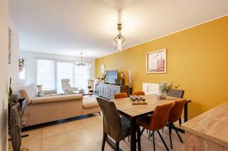<p><span>Bent u op zoek naar een ruim en comfortabel appartement op een topligging in het centrum van Aalst, op wandelafstand van de Grote Markt? Dan is dit instapklare gelijkvloerse appartement in residentie De Mouterij precies wat u zoekt.</span></p><p><span> </span></p><p><span>Het appartement is gelegen in een verzorgde residentie met lift en combineert een centrale ligging met een aangename woonomgeving. Dankzij het ruime terras beschikt u over een heerlijke buitenruimte om volledig tot rust te komen.</span></p><p><span> </span></p><p><span>Via de inkomhal met vestiaire komt u terecht in de lichtrijke en ruime leefruimte. Aansluitend bevindt zich de volledig geïnstalleerde keuken, die op een subtiele manier afgescheiden is van de woonkamer en eveneens directe toegang biedt tot het terras. De grote raampartijen zorgen voor een overvloed aan natuurlijk daglicht en creëren een aangenaam gevoel van ruimte.</span></p><p><span> </span></p><p><span>Aan de rustige achterzijde van het appartement bevinden zich twee volwaardige slaapkamers, een verzorgde badkamer uitgerust met een ligbad, douche en lavabomeubel, evenals een afzonderlijk gastentoilet. Het royale terras vormt een absolute meerwaarde en is de ideale plek om te genieten in alles rust. </span></p><p><span> </span></p><p><span>Voor extra comfort kunnen een ondergrondse staanplaats en een privatieve berging afzonderlijk worden aangekocht voor €30.000</span></p><p><span> </span></p><p><span>Dankzij de uitstekende ligging, de praktische indeling en het ruime terras is dit appartement een ideale keuze voor zowel eigen bewoning als een interessante investering. </span></p><p><span> </span></p><p><span>Voor meer informatie of een bezoek contacteert u Timothy van Immo Zone op 0474/ 41. 28. 40.</span></p><p><span> </span></p>