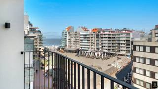 <p>Zalig open zicht op het Van Bunnenplein, met tegelijk een redelijk zeezicht, midden in het levendige hart van Knokke. Dit luxueus en instapklaar nieuwbouwappartement combineert een uitzonderlijke ligging met voor- én achterterrassen, zodat u van ’s morgens tot ’s avonds van de zon geniet.</p>
<p>De inkomhal met gastentoilet en praktische berging leidt naar een lichtrijke leefruimte met maatwerk en een open, vloeiende overgang naar de keuken. Het appartement telt twee slaapkamers en één badkamer.</p>
<p>Afgewerkt met vloerverwarming via warmtepomp en voorzien van een privatieve kelderberging. Verkoop onder het btw-stelsel. Een hedendaagse woonplek op een van de meest gegeerde pleinen van Knokke, waar licht, zicht en comfort mooi samenkomen.</p>