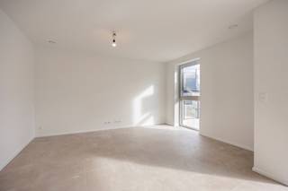 APP op 1e verdieping in residentie DIANTHUS I app 1.4 Dit appartement in Residentie Dianthus I is gelegen in het rustige nieuwbouwproject Anjelierenlaan in Denderleeuw. Rondom de residentie is er een ruime groenzone waar de bewoners van de verkaveling rustig kunnen wandelen, spelen,.. maar vooral: genieten van de omgeving. Het appartement geniet van veel lichtinval, heeft 2 slaapkamers, een badkamer met inloopdouche, een zeer ruime open leefruimte en een privaat terras. Bovendien is het volledige appartement voorzien van vloerverwarming en is het afgewerkt met zeer kwalitatieve materialen. Het gebouw beschikt tevens over een ondergrondse parking waarbij er voor iedere wooneenheid autostaanplaatsen of garages te koop zijn. Elk appartement beschikt over een berging en enkele fietsplaatsen. Zie jij jezelf hier wonen? Bel Ewout op 0497 588 888 of mail naar contact@huysmanbouw.be voor meer informatie. Meer info over het project op huysmanbouw.be