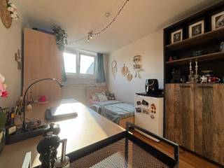 **ACADEMIEJAAR 2026-2027 - ENKEL STUDENTEN/STUDENTS ONLY**In de Blijde Inkomststraat bieden we nog enkele kamers met gedeeld sanitair aan! De keuken...