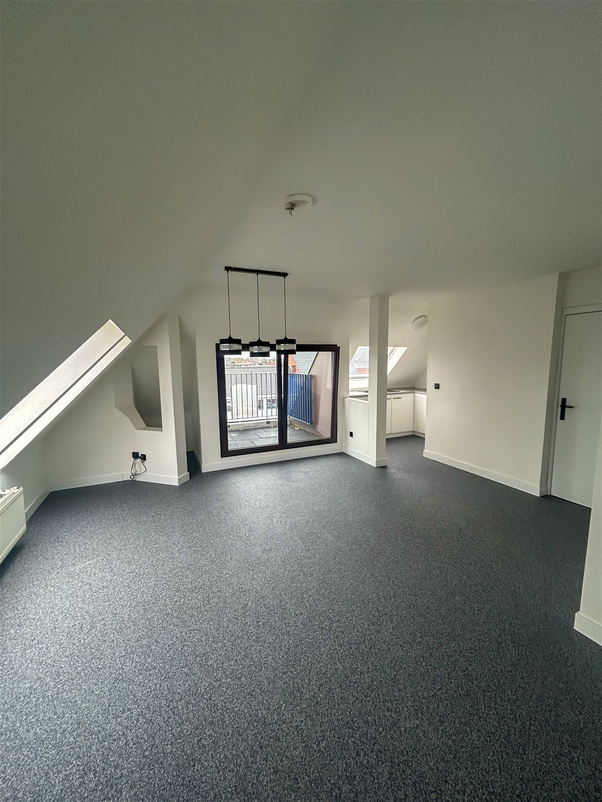 Appartement met 1 slaapkamer, terras en privatieve autostaanplaats in Maasmechelen! - foto 2