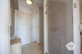 Dit <strong>lichtrijke, zongericht appartement</strong>, gelegen aan de achterzijde van de <strong>Zeedijk</strong> <strong>te Middelkerke</strong>, biedt het perfecte evenwicht tussen rust en een centrale ligging;<br />Het appartement beschikt over een aangename leefruimte die dankzij de zuidgerichte oriëntatie baadt in natuurlijk licht. De keuken sluit naadloos aan op de leefruimte en creëert een open en gezellige sfeer;<br />Indeling: inkom, apart toilet, badkamer, leefruimte met open keuken & 1x slaapkamer; <br />De ligging is een absolute troef: op slechts enkele stappen van het strand, de zeedijk, winkels, horecazaken en het openbaar vervoer, terwijl u geniet van de rust & de zon aan de achterzijde van het gebouw;<br /><br /><u>Troeven:</u>
<ul>
<li>Lichtrijke leefruimte;</li>
<li>Open keuken;</li>
<li>1 volwaardige slaapkamer;</li>
<li><strong>Zeer gunstig EPC-label B;</strong></li>
<li>Op wandelafstand van strand, winkels en restaurants</li>
<li>Ideaal als tweede verblijf, vaste woonst of investering</li>
</ul>
Een uitstekende kans om te genieten van het leven aan de Belgische kust. Contacteer ons vandaag nog voor meer informatie of een vrijblijvend bezoek;<br />