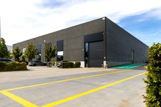 Op een vlot bereikbare locatie in het bedrijvenpark Evolis te Harelbeke bieden we dit functioneel magazijn aan van 723 m². De ruimte is...