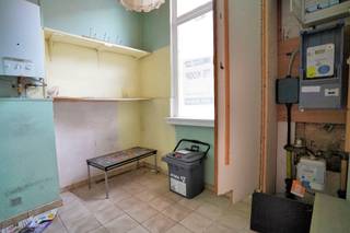 Deze 2 panden zijn in oorsprong 3 identieke huiizen van 130 m² bewbr op elk 70 m² grond. Hier kunnen 3 gerieflijke 3 slpk-woningen ontstaan met telkens zicht op een zuidgelegen tuintje en op groen erachter.<br />Zeker ook te vernieuwen : de te steile trappen. Door deze van het glv te verplaatsen haal je ze meteen ook uit de living.<br />Verwarming kan op glv onder de nieuwe geïsoleerde vloeren, en boven met onzichtbare, heel zuinige panelen (1 zonnepaneel = 1 verwarmingspaneel, verwarming wordt goed als gratis) . Sanitair steek je in best ook boven.<br />Efficiënt & goedkoop is 1 nieuw dak voor het geheel.<br />Uiteraard kan je de grote met garage, 4 slpk, 2 zolders, 2 aanhangen en grotere tuin behouden; dan komt hier een kookeiland en krijg je een 6m breed zicht op de tuin. <br />Met de opbrengst na renovatie van de kleine woning is al een groot deel van de kosten bij de grote betaald. Eigenaar verkiest alles ineens te verkopen.<br />Markt, scholen, winkels : alles op wandelafstand. Een koopje voor de handige harry !