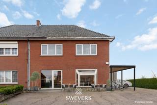 Voor meer info en foto’s, surf naar www.swevers.be – Ontdek dit instapklare handelspand in Nieuwerkerken met een indrukwekkende bewoonbare oppervlakte van 488 m² op een perceel van 933 m². Strategisch gelegen aan de Opperstraat biedt dit pand talloze mogelijkheden voor ondernemers die wonen en werken willen combineren of zoeken naar een slimme investering. Het gelijkvloers is ingedeeld in meerdere commerciële ruimtes, waaronder een grote centrale bedrijfsruimte met veel lichtinval, een afzonderlijk kantoor en extra bedrijfsruimtes met eigen toegang. Aan de voorzijde zijn twee commerciële ruimtes met aparte ingang, ideaal als showroom of ontvangstruimte. Verder zijn er vier toiletten, twee bergingen en een keukenruimte aanwezig. Dankzij de zuidwestelijke oriëntatie geniet het pand van optimale lichtinval en is het perceel achteraan perfect voor een terras of tuin. De ligging combineert rust met bereikbaarheid: scholen, winkels, horeca en sportfaciliteiten bevinden zich op korte afstand. Voor meer informatie, bel 011 255 155. Bron bewoonbare oppervlakte: EPC – verslag.