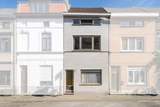 Op zoek naar een woning die u volledig naar eigen smaak kunt renoveren? Dan is deze charmante stadswoning in het gegeerde Ledeberg beslist een bezoek waard.<br /><br />Deze ruime woning beschikt over maar liefst vier slaapkamers en biedt tal van mogelijkheden voor wie op zoek is naar een renovatieproject met toekomst. Dankzij de royale volumes en de praktische indeling vormt dit pand de ideale basis om een comfortabele gezinswoning te creëren die volledig aansluit bij uw wensen.<br /><br />Bij het binnenkomen betreden we een bescheiden maar functionele inkomhal met toegang tot keuken en leefruimte. Verder is er ook toegang tot de kelder. De leefruimte en keuken vormen het hart van deze woning. Daarnaast vinden we op het gelijkvloers een praktische wasplaats en badkamer. De eerste en tweede verdieping geven ruimte aan 4 volwaardige slaapkamers en een zolderruimte die ook nog kan ingericht worden.<br /><br />De absolute troef van deze eigendom is zonder twijfel de aangename tuin. In een stedelijke omgeving zoals deze is een buitenruimte van dit formaat een echte meerwaarde. Hier geniet u van rust, privacy en voldoende plaats om te ontspannen, te spelen of gezellig te tafelen met familie en vrienden.<br /><br />Gelegen op een vlot bereikbare locatie nabij winkels, scholen, openbaar vervoer en belangrijke invalswegen, combineert deze woning het comfort van stadsleven met het genot van een eigen groene buitenruimte.<br /><br />Een unieke kans voor wie op zoek is naar een woning met karakter, ruimte en vooral heel veel potentieel.<br /><br />Interesse? Contacteer Maarten (0485 604 991 - maarten@danimmo.be) voor meer informatie of een afspraak op ons bezoekmoment.