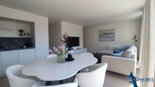 Integraal gerenoveerd penthouse-appartement met zonneterrassen op 20 meter wandelafstand van de zeedijk-Albertstrand.<br />Prachtig gerenoveerd appartement vlakbij de zeedijk met mooie, zonnige terrassen.<br />INDELING: inkomhal met gastentoilet. Lichtrijke living voorzien van een ruime grote raampartijen met rechtstreekse toegang tot het zonneterras (Zuid-West oriëntatie) genietend van een zijdelings zeezicht. Volledig uitgeruste open keuken, twee volwaardige slaapkamers beschikkend over elk hun eigen douchekamer. Ruim terras achteraan (ochtendzon).<br /><br />Alle kamers zijn voorzien van voldoende ingemaakte kasten.<br />Het appartement wordt gemeubeld verkocht.<br />Privatieve kelderberging in het gebouw.