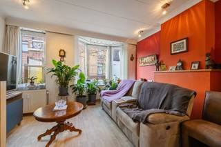 Op een centrale en commerciële ligging in de Statiestraat 50 te Zwijndrecht bevindt zich dit handelspand met appartement. Beide delen zijn momenteel verhuurd, wat dit pand meteen tot een interessante investering maakt. <br /><br />Het appartement beschikt over een eigen inkom, wat zorgt voor extra privacy. Binnenin tref je een ruime en gezellige leefruimte, één slaapkamer, ruime keuken, een badkamer met ligbad en een aparte wasplaats.<br /><br />Het handelspand is praktisch en sfeervol ingericht, met vooraan een gezellige ruimte voorzien van toog. Achteraan bevindt zich een uitgeruste keuken en een aangenaam terras, wat een mooie meerwaarde vormt voor diverse commerciële invullingen. Bovendien is het pand voorzien van airconditioning en twee ruime toiletten. <br /><br />Extra informatie:<br />• Elektriciteit conform<br />• EPC handelspand: B<br />• EPC appartement: C<br />• Zonnepanelen <br /><br />Dankzij de uitstekende ligging, de reeds verhuurde toestand en de goede energieprestaties is dit een unieke kans voor investeerders die op zoek zijn naar een zorgeloze en rendabele investering in Zwijndrecht.<br /><br />Interesse? Contacteer ons gerust voor meer info of een bezoek.