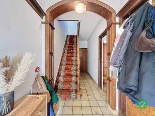 Deze lichtrijke woning is uitstekend gelegen in de Torhout, op wandelafstand van winkels, scholen, openbaar vervoer en het ziekenhuis. Een ideale opportuniteit voor starters, investeerders of wie op zoek is naar een centrale en praktische ligging.<br /><br />Bij het betreden van de woning komt u in de inkomhal die toegang geeft tot de lichtrijke leefruimte, ingedeeld in een gezellige zit- en eetplaats. Aansluitend bevindt zich de keuken met directe toegang tot de tuin. Op het gelijkvloers vindt u verder nog een gastentoilet en een toegankelijke kelder.<br /><br />De eerste verdieping omvat een nachthal, twee volwaardige slaapkamers en een badkamer. Via een vaste trap bereikt u de zolderverdieping, die perfect kan ingericht worden als derde slaapkamer of hobbyruimte.<br /><br />De volledig omheinde tuin met terras vormt een mooie troef en biedt een aangename buitenruimte om tot rust te komen.<br /><br />Troeven:<br />✔ EPC label D – geen renovatieverplichting<br />✔ Centrale en vlot bereikbare ligging<br />✔ 3 slaapkamers<br />✔ Onmiddellijk beschikbaar bij akte (uitdovende huurovereenkomst)<br />✔ Zonnige tuin<br /><br />Interesse in deze woning? Neem contact met ons op en plan uw bezoek.