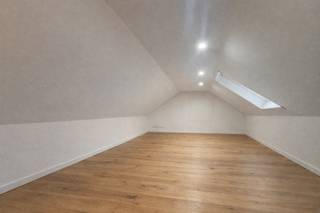 Aan de Leuvense stadsrand, op de Erasme Ruelensvest, bevindt zich dit gezellige flatje. De unit is gelegen op de derde verdieping van een...