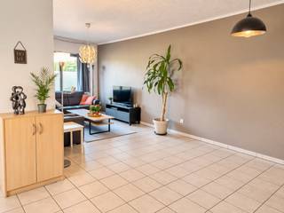 <p>Lichtrijke, instapklare gezinswoning met 4 slaapkamers, ruime tuin en uitstekende bereikbaarheid.</p><p>Deze goed onderhouden en ruime gezinswoning is gelegen op een uitstekende locatie in Kontich-Kazerne. De woning combineert veel leefruimte met een gezellige tuin en een zeer goede bereikbaarheid.</p><p>Op het gelijkvloers kom je binnen in een ruime inkomhal met gastentoilet en toegang tot de kelder. In de kelder staat een nieuwe watermeter en een digitale gasmeter. Daar is ook toegang tot de kruipkelder. Via de derde deur in de inkomhal kom je in de lichtrijke L-vormige grote leefruimte, voorzien van grote raampartijen.</p><p>Aansluitend bevindt zich de ruime, goed uitgeruste keuken met veel werk- en opbergruimte en zicht op de tuin.<br />De gezellige tuin is een echte troef en beschikt over een overdekt terras en een grasperk. De tuin is ook bereikbaar via een poortje in het doodlopende zijstraatje.</p><p>Via een nieuwe trap in de inkomhal kom je op de eerste verdieping. Hier bevinden zich 2 ruime slaapkamers, een grote badkamer (met ligbad, douche en dubbele lavabo) en een aparte ruimte met toilet, aansluitingen voor wasmachine en droogkast en grote opbergkasten. Alle kamers op de eerste verdieping zijn uitgerust met rolluiken.</p><p>De tweede verdieping beschikt over 2 lichtrijke slaapkamers, elk met een praktische mezzanine. Er is ook nog een extra toilet met lavabo op deze verdieping. Elke kamer beschikt over een groot veluxraam met muggenraam en verduistering.De woning is instapklaar en de elektriciteit is conform. Het huis heeft EPC D (319 score, waarbij isoleren van keuken meteen een EPC C geeft).<br />Het huis wordt volledig verwarmd met centrale verwarming op gas.</p><p>Treinstation, bushaltes en de fietsostrade zijn vlakbij, evenals verscheidene supermarkten. Kleuter- en lagere school zijn op wandelafstand. Het doodlopende zijstraatje komt uit op een speeltuin en een hondenweide.</p>