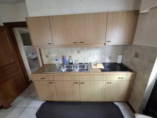 <p>Een woning met één slaapkamer, woonkamer met open keuken, badkamer met douche, wasplaats/bergplaats, zolder. In de tuin staan enkele bijgebouwen, waaronder een garage en opslagplaatsen.</p><p>De woning is gelegen in woongebied op een gunstige locatie in Schilde.</p>