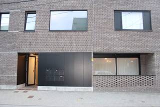 <p>Rustig gelegen studio, met een inkomhal, berging en toilet. Een leefruimte met een volledig ingerichte keuken, vaatwasser, kookplaat, dampkap, oven en koelkast met diepvriezer. Ook voorzien van ingemaakte kleerkast, een ingerichte badkamer met lavabomeubel en douche, en een handdoekdroger. Aan deze leefruimte ook een buitenterras met een aparte gezamenlijke fietsenberging en een garage.</p><p>EPB- eenheid voldoet aan de eisen voor een BEN-gebouw, EPC A E17</p>