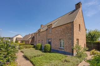 <p>Deze vrijstaande villa is gelegen aan Broekstraat 63 in Arendonk, op een bijzondere locatie met een prachtig uitzicht over de omliggende open velden. De groene omgeving, de ruime perceeloppervlakte en de vlotte bereikbaarheid naar het centrum, winkels, scholen en belangrijke verbindingswegen maken dit een aangename plek om te wonen.<br /><br />Via de ruime inkomhal met gastentoilet betreedt u de woning, met toegang tot een aparte bureauruimte en de stijlvolle, lichtrijke leefruimte. Dankzij de grote raampartijen geniet u hier volop van het weidse zicht en een aangename verbinding met de tuin. De leefruimte vloeit mooi over in de eetkamer en de volledig uitgeruste keuken met keukeneiland. Verder beschikt het gelijkvloers over een praktische achterinkom en een berging. Verder is er een indrukwekkende garage van 110 m² met vier garagepoorten, waarvan twee geschikt zijn voor een bestelwagen, mobilhome of caravan.<br /><br />Op de eerste verdieping bevinden zich drie ruime slaapkamers met ingemaakte kasten en een badkamer met dubbele lavabo, toilet en douche die aansluit op de master bedroom. Ook is er een ruime zolderkamer die nog naar eigen wens ingericht kan worden en toegang geeft tot de wasplaats.<br /><br />De kelder biedt extra bergruimte en doet dienst als technische ruimte. Ook de ruime zolder zorgt voor bijkomende opbergmogelijkheden.<br /><br />Buiten geniet u van een prachtig aangelegde oostgerichte tuin met ruim terras, zwembad, bijgebouw met sauna en buitendouche, carport en een royale oprit met voldoende parkeergelegenheid.<br /><br />Deze energiezuinige villa behaalt een EPC-label A en is uitgerust met zonnepanelen. Er geldt geen renovatieverplichting.<br /><br />Troeven:<br />• Uniek uitzicht over de open velden<br />• Ruime garage van 110 m² met vier elektrische poorten<br />• Zwembad, sauna en buitendouche<br />• EPC-label A met zonnepanelen</p>