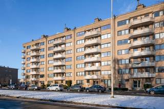 Prachtig dakappartement met panoramische terrassen in EkerenOntdek dit schitterende, instapklare dakappartement op een topligging in Ekeren, op wandelafstand van openbaar vervoer, winkels en scholen. Een ideale combinatie van comfort, ruimte en bereikbaarheid.Het appartement beschikt over twee uitzonderlijk grote terrassen, zowel aan de voor- als aan de achterzijde, waar u de hele dag door kan genieten van zonlicht en een adembenemend panoramisch uitzicht.De lichtrijke woonruimte is voorzien van een volledig uitgeruste, open keuken die naadloos geïntegreerd is in de leefruimte en alles biedt wat u van een moderne keuken mag verwachten. Verder is er een apart gastentoilet en een nette badkamer met douche en lavabo.Het appartement telt twee volwaardige slaapkamers, ideaal voor een koppel, een klein gezin of als combinatie van wonen en thuiswerken.In de prijs zijn een private kelderberging én een ondergrondse autostaanplaats inbegrepen.De gemeenschappelijke kosten bedragen €130 per maand, met een bijkomende kost van €50 per zes maanden voor de garage.Dit is een uitzonderlijk dakappartement waar comfort, licht en uitzicht samenkomen — een echte thuis waar u ongetwijfeld meteen verliefd op zal worden.Graag een bezoek inplannen?☎️ 0472 74 03 15✉️ wim@lefevervastgoed.beWeergegeven oppervlakte is overgenomen van het EPC - attest en louter indicatief.