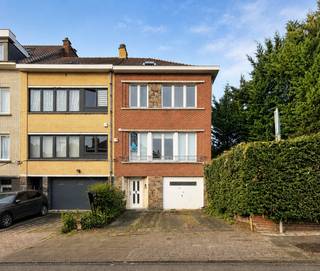 Te renoveren eengezinswoning, ideaal gelegen in een rustige en gegeerde residentiële wijk van Uccle, op een centrale ligging tussen het station...
