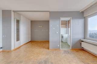 This studio enjoys a strategic location, close to shops and major access roads.Located on the 13th floor and easily accessible by elevator, it offers...