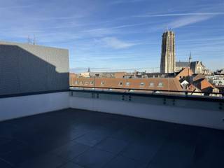 Welkom in deze penthouse op de vijfde verdieping in centrum Mechelen, gelegen aan de Dijle met de Vismarkt als overbuur. AAA-locatie with a...