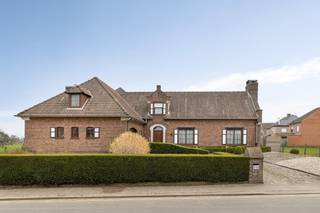 À vendre: villa-maison de campagne avec SIX! chambres et un bureau, sur un beau terrain orienté sud-est de 12a59ca.Située sur la Drielindenbaan...