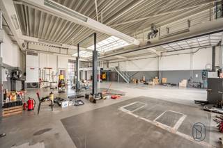 TOPgelegen recente bouw: momenteel ingericht als recente garage/werkplaats/atelier met ingebouwde carwash (mogelijk mee over te nemen).
Handige grote parking, uitgevend op 2 straten.
In perfecte staat en direct instapklaar.
Omheind en afgesloten met automatische poorten, voorzien van regenwaterput en zonnepanelen.
Mogelijkheid bijkopen extra grote parking.
Bezoek na afspraak via arne@immobeguin.be