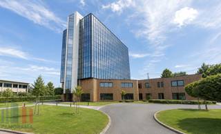Hoogwaardige kantoorruimte van 626 m² te Anderlecht.<br /><strong>The Mirror</strong> geniet van een strategische ligging aan de <strong>Humaniteitslaan (N266),</strong> één van de belangrijkste toegangswegen tot Brussel, met een vlotte aansluiting op de <strong>Brusselse Ring (R0)</strong>, de<strong> E19</strong> en de <strong>E40</strong>. <br /><br />De verdiepen zijn flexibel indeelbaar en kunnen opgesplitst worden in twee afzonderlijke kantoorruimtes, waardoor zowel kleine als grotere ondernemingen hier een geschikte huisvesting vinden. Ook andere oppervlaktes zijn beschikbaar <strong>vanaf 626 m² tot 1.878 m²</strong>.<br /><br />De ruimte is uitgerust met een performant <strong>HVAC-systeem met koelplafonds</strong>, <strong>LED-verlichting</strong>, vernieuwde sanitaire voorzieningen, een branddetectie- en brandalarmsysteem en <strong>toegangscontrole</strong> met badge. Dankzij de opvallende <strong>glazen gevel </strong>genieten de kantoren van een uitzonderlijke<strong> natuurlijke lichtinval</strong>. De representatieve inkomhal, afgewerkt met wit marmer, zorgt voor een professionele uitstraling en een uitstekende eerste indruk bij bezoekers.<br /><br />Het gebouw biedt naast kwalitatieve kantoorvoorzieningen ook een groene omgeving, <strong>fietsenstallingen</strong> en <strong>ruime parkeermogelijkheden</strong> met binnen- en buitenstaanplaatsen. Daarnaast zijn er<strong> laadpalen</strong> voor elektrische voertuigen beschikbaar.<br /><br />Dankzij de ligging langs een belangrijke verkeersas geniet het pand bovendien van een <strong>uitstekende zichtbaarheid</strong>. Onmiddellijk beschikbaar!<br /><br />Contacteer<strong> PANORAMA B2B</strong> voor bijkomende inlichtingen, plannen of een plaatsbezoek via <strong>0477 09 00 09.</strong>