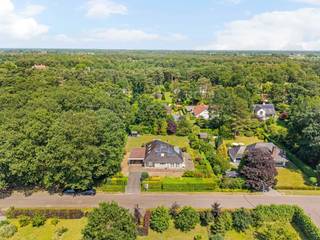 Deze instapklare goed onderhouden woning is gelegen in een groene residentiële wijk op een perceel van +/- 1.643m². <br />De woning dateert van 2006 en omvat 4 slaapkamers, dressing, 2 badkamers, lichte woonkamer met keuken, berging, wasplaats en carport.<br />De master bedroom met dressing en badkamer bevinden zich op de gelijkvloerse verdieping waardoor deze woning ook ideaal is voor mensen op leeftijd of mindervaliden of co-housing.<br /><br />Gelijkvloers:<br />We betreden de woning via de centrale inkomhal met apart toilet en voldoende ruimte voor het plaatsen van een vestiairekast. Via deze ruimte heeft u toegang tot de woonkamer met gashaard die beschikt over grote raampartijen (met elektrische screens en zonneluifel) waardoor er zeer veel lichtinval aanwezig is. Keuken is volledig geïnstalleerd met combi oven, vaatwasmachine, natuurstenen werkblad, inductievuur, ijskast en vriesvak. De masterbedroom met eigen badkamer en dressing is voorzien op de gelijkvloerse verdieping zodat de woning ook ideaal geschikt is voor kopers op leeftijd, mindervaliden of co-housing.<br />Voorts bevinden er zich nog een zeer praktische wasplaats en berging/technische ruimte op deze verdieping.<br /><br />Eerste verdieping:<br />Op de eerste verdieping bevinden er zich 3 volwaardige slaapkamers en een tweede badkamer met ligbad, lavabomeubel en toilet.<br /><br />Tuin:<br />De tuin is fraai aangelegd en voorzien van een tuinhuis en robotmaaier.<br /><br />Bijzonderheden:<br />- Energiezuinige woning (EPC label A) met geothermische warmtepomp, 30 zonnepanelen, waterboiler 400l en buffervat 200l<br />- Elektrische laadpaal<br />- Alarm, elektrische screens, zonneluifel en vliegenramen aanwezig<br />- Groene locatie met rustige tuin en robotmaaier<br />- Carport aanwezig