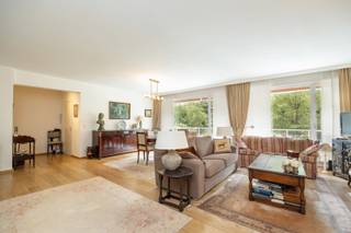 <p><span>BERCHEM - Fruithoflaan</span><span> : Appartement agréable avec 2 chambres, 2 terrasses et garage. </span></p><p><span> </span></p><p><span>DESCRIPTION :</span></p><p><span> </span></p><p><span>Cet appartement confortable est situé dans un immeuble bien entretenu sur la Fruithoflaan, à proximité de tous les commerces, des transports en commun et des axes routiers. </span></p><p><span>Il est situé au deuxième étage, dispose de deux terrasses et est accessible par ascenseur.</span></p><p><span> </span></p><p><span>Salon et salle à manger ouverts et lumineux avec une terrasse ensoleillée sur toute la largeur de l'appartement. </span></p><p><span>Cuisine séparée équipée de placards et de tous les appareils nécessaires. </span></p><p><span> </span></p><p><span>À l'arrière de l'appartement se trouvent 2 chambres. </span></p><p><span>L'une à l'avant du bâtiment et la seconde à l'arrière. </span></p><p><span>La seconde chambre donne accès à la terrasse confortable à l'arrière. </span></p><p><span>Toilette séparée avec lavabo.</span></p><p><span>Salle de bains équipée d'un meuble lavabo, d'une douche et d'un sèche-serviettes. Raccordement pour lave-linge et sèche-linge.</span></p><p><span> </span></p><p><span>Cave privée.</span></p><p><span>Garage obligatoire à 20.000 €.</span></p><p><span> </span></p><p><span>PARTICULARITÉS :</span></p><p><span> </span></p><p><span>- Immeuble bien entretenu, très bien situé à proximité des écoles, des parcs, des commerces et des axes routiers</span></p><p><span>- Deux terrasses avec vue sur la verdure</span></p><p><span>-Score PEB- B</span></p><p><span>- Surface utile : 108 m² (selon PEB)</span></p><p><span>- Charges mensuelles ca 220 €</span></p>