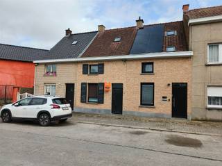 www.davidteniersstraat4.beWelkom in deze ruime en karaktervolle woning gelegen in de David Teniersstraat in Ronse. De woning telt 2 slaapkamers met mogelijkheid tot uitbreiding naar de zolder toe. Op de begane grond vindt u een ruime, open zithoek die aansluit op de keuken.Op de bovenverdieping vindt u twee comfortabele slaapkamers, de ruime zolderberging kan ook nog worden benut als extra slaapkamer. De woning omvat een onderhoudsvriendelijke tuin De achtertuin biedt privacy en ruimte om te ontspannen, te spelen of te genieten van een zonovergoten middag. Centrale ligging met gemakkelijke verbinding naar voorzieningen in Ronse. Deze woning biedt veel potentieel en vormt een uitstekende kans voor wie een betaalbare, ruime gezinswoning in Ronse zoekt of een investeringspand. De woning is momenteel verhuurd. Interesse? Plan snel een bezichtiging en laat u verrassen door de mogelijkheden.