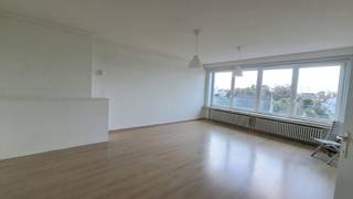 <strong>Ruim 2-slaapkamerappartement</strong> met <strong>TERRAS</strong>, rustig gelegen in Kristus-Koning, een aangename residentiële woonwijk net buiten het centrum van Brugge. <br />Uitstekende ligging vlakbij Scheepsdale brug, de ring, supermarkt, diverse winkels en openbaar vervoer!<br />+ Zeer vlotte verbinding naar centrum Brugge!<br />+ Energielabel C!<br />+ Afzonderlijke tellers!<br />+ Uitstekende mobiscore 9,2 op 10!<br /><strong>+ Mogelijkheid tot bijhuren garage aan 95 euro / maand!</strong><br /><br />Omvat een ruime inkom, ruime lichtrijke living, keuken, berging, 2 slaapkamers, badkamer met douche en voorziening wasmachine, balkonterras, kelderberging en een gemeenschappelijke fietsenberging. <br />Kosten : + 70 euro / maand voorschot syndic.<br />#leukwonen #brugge #kriko<br /><br />Beschikbaar 1 oktober 2026