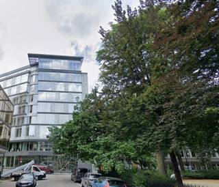 De kantoren bevinden zich op de Meeusplein, in het hart van de Europese wijk, een van de meest prestigieuze adressen in Brussel. Een prachtig uitzicht op het park. Treesquare ligt dicht bij restaurants en winkels.<br />We liggen op 5 minuten lopen van het Koninklijk Park. De wijk heeft uitstekende verbindingen met het openbaar vervoer en is zeer goed bereikbaar met de auto.<br />Parkeerplaats beschikbaar (€2.000/plaats/jaar).