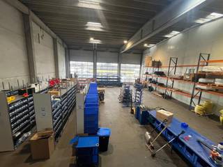 - hoofdmagazijn voorzien van 3 vrachtwagen poorten<br />- lager magazijn naast het bestaande<br />- gelijkvloerse receptieruimte<br />- monderne kantoren met keuken, terrassen, sanitair (M/V)<br /><br />Per direct beschikbaar
