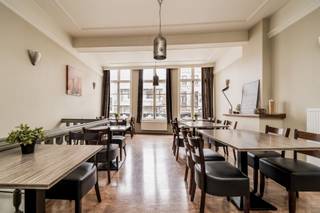 <p><span>Unieke commerciële opportuniteit in het historische hart van Mechelen</span></p><p><span>In het bruisende centrum van Mechelen bevindt zich dit charmante handelspand met tal van mogelijkheden. Het pand is momenteel volledig ingericht als snackbar en restaurant en biedt een interessante indeling over meerdere niveaus.</span></p><p><span>Op het </span><span>gelijkvloers</span><span> bevindt zich een ruime handelsruimte met een grote vitrine, ideaal voor maximale zichtbaarheid en aantrekkelijke etalages in de straat. Deze verdieping is uitgerust met een volledig functionele snackbar- en restaurantinrichting. Afwasruimte en toiletten bevinden zich ook op deze verdieping.</span></p><p><span>Via een </span><span>authentieke trap</span><span> bereikt u het </span><span>eerste verdiep</span><span>, waar zich een gezellig eetgedeelte bevindt met meerdere zitplaatsen en grote ramen die uitkijken op het pleintje. Achteraan deze verdieping bevindt zich de keuken, voorzien van professionele apparatuur zoals een oven, kookplaat en diverse koelkasten.</span></p><p><span>De </span><span>tweede verdieping en de zolderverdieping</span><span> zijn momenteel niet ingericht en dienen gerenoveerd te worden. Dit biedt interessante mogelijkheden om het handelspand uit te breiden of te combineren met een woongelegenheid, mits het verkrijgen van een omgevingsvergunning.</span></p><p><span>De </span><span>ligging is uitzonderlijk</span><span>: gelegen in een autovrije zone in het centrum van Mechelen, omringd door winkels, horeca en scholen. Dit zorgt voor een constante passage en uitstekende commerciële zichtbaarheid.</span></p><p><span>Kortom, dit pand biedt een </span><span>uitgelezen kans voor ondernemers</span><span> die een bestaande horecazaak willen verderzetten of hun eigen concept willen realiseren op een toplocatie.</span></p><p><span> </span></p><p><span> </span></p>