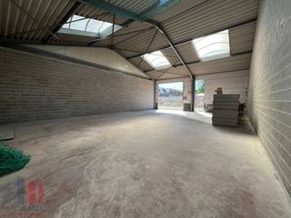 Nieuwbouw KMO-park bestaande uit 7 KMO-units te koop met oppervlaktes tussen 166 m² en 272 m². De strategische ligging vlakbij de N46 zorgt voor een snelle aansluiting richting de E40, wat zorgt voor een vlotte verbinding richting Gent, Brussel en omliggende gemeenten zoals Zottegem en Aalst.<br /><br />De unit van 185 m² maakt deel uit van het Bedrijvenpark Dereadt en is opgebouwd uit een staalconstructie, in combinatie met een betonplint en geïsoleerde sandwichpanelen. De loods heeft een brandklasse C en beschikt over lichtstraten met rookluik, polybetonvloer en een sectionale poort met afzonderlijke toegangsdeur. Dankzij de casco oplevering behoudt u de vrijheid om de afwerking volledig af te stemmen op uw eigen wensen en noden. <br /><br />Verwachte oplevering september 2026. <br /><br />Heeft u interesse of wenst u graag meer details over dit aanbod? Neem contact op met Gill voor meer info, plannen en lastenboek via het nummer 09 219 90 30.