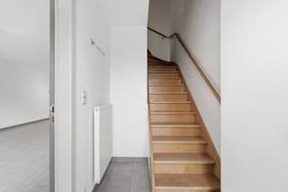 <h3>Instapklare woning met 3 slaapkamers, tuin en garage in Izenberge</h3>
<p>Deze verzorgde gesloten bebouwing uit 2007 biedt comfortabel wonen in een rustige, landelijke omgeving in het charmante Izenberge, deelgemeente van Alveringem. De woning is instapklaar en beschikt over 3 slaapkamers, een gezellige tuin van 60 m² en een garage. Dankzij het EPC-label B is de woning bovendien energiezuinig.</p>
<p><strong>Belangrijkste ruimtes:</strong></p>
<p>• Inkomhal<br />• Gezellige woonkamer met veel lichtinval<br />• Functionele keuken met oven, elektrische kookplaat, koelkast, dampkap en dubbele spoelbak<br />• Praktische berging met wasmachine- en droogkastaansluiting, spoelbak en ingemaakte kasten<br />• Apart toilet<br />• 3 volwaardige slaapkamers<br />• Garage met extra opbergruimte<br />• Tuin van 60 m²<br />• Ruime zolder, bereikbaar via zolderluik</p>
<p><strong>Troeven:</strong></p>
<p>• Instapklare woning uit 2007<br />• 3 slaapkamers, garage en gezellige tuin<br />• EPC-label B<br />• Elektriciteit conform<br />• Rustige landelijke ligging met goede verbinding naar Veurne en Alveringem</p>
<p>Neem vandaag nog contact op met je ERA-makelaar voor een bezoek.</p>
<p><strong>JOUW DROOMHUIS. ZO GEVONDEN!</strong></p>