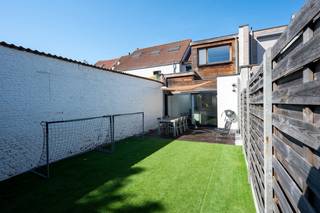 Deze instapklare woning is gelegen in een rustige straat. Via de inkom met vestiaire en opbergruimte toegang naar de lumineuze woonkamer en eetkamer met mooie parketvloer. Een moderne uitgeruste keuken met mooie stenen vloer. Hier is een grote lichtstraat waardoor het hier super gezellig vertoeven is. Grote schuiframen geven toegang naar het zonne-terras en de mooie tuin. Achter in de tuin een ruim tuinhuis. Hier ook toegang naar een pad waar je met de fietsen binnen kan en met je vuilcontainers. Via de moderne stalen trap kom je op de verdieping. Hier de master slaapkamer met airco en aanpalend de dressing. Een tweede gezellige slaapkamer, heden als kantoor ingericht. Een grote ruime badkamer met ligbad, dubbele lavabo, toilet en aparte douche. Een vaste trap naar de tweede verdieping waar er twee gezellige kinderkamers zijn. Er is een functionele en bruikbare kelder voor veel opbergruimte en een aparte wasruimte. Deze eigendom heeft veel ruimte, veel licht, EPC A, asbestveilig, ARAI conforme keuring elektriciteit. Mooie zonne-terras, leuke tuin, toegang voor fietsen......kortom dit is de ideale woning wie stijlvol wil wonen! Een absolute aanrader! Meer info www.domus-immobilien.be. Wilt u een bezoek inplannen e-mail dan naar Irene@domus-immobilien.be of bel 0475/653581. <br /> 