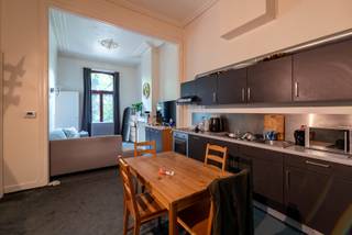 Gelegen in het bruisende Antwerpen-Zuid, één van de meest gegeerde buurten van de stad, geniet deze woning van een uitstekende ligging. Op wandelafstand bevinden zich tal van restaurants, gezellige cafés, winkels, supermarkten en openbaar vervoer. Ook het vernieuwde Zuidpark, de Scheldekaaien en het historische stadscentrum liggen vlakbij. <br /><br />Bent u op zoek naar een interessante investeringsopportuniteit? Dan is deze karaktervolle woning zeker een bezoek waard. De woning, daterend uit 1917, is momenteel ingedeeld in vijf éénslaapkamerappartementen met een bewoonbare oppervlakte tussen 41 m² en 51 m².<br /><br />Indeling:<br />4de verdieping (41 m²): leefruimte met open keuken en badkamer met douche, lavabo en toilet.<br />3de verdieping (51 m²): te renoveren appartement met slaapkamer, leefruimte en keuken.<br />2de verdieping: leefruimte, keuken, badkamer met douche en mezzanine.<br />1ste verdieping: slaapkamer, leefruimte met open keuken en badkamer met douche, lavabo en toilet.<br />Gelijkvloers: appartement met slaapkamer op de kelderverdieping.<br /><br />Elk appartement beschikt over een aparte gas- en elektriciteitsmeter. Het waterverbruik is gemeenschappelijk.<br /><br />Potentiële huuropbrengst: circa €3.000/maand. Dankzij de uitstekende ligging en de huidige indeling biedt deze woning een interessante investeringskans met aantrekkelijk rendementspotentieel.<br /><br />EPC: 264 kWh/m²<br />P &amp; G-score: C<br />Stedenbouwkundige inlichtingen: in aanvraag.
