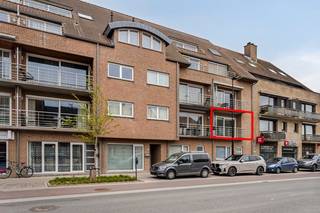 Vraagprijs: 199.000 euro + 20.000 euro garageDit PAS GESCHILDERD INSTAPKLAAR 2-slaapkamerappartement bevindt zich op de eerste verdieping van een...