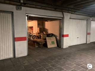 <p><span>Ruime ondergrondse garagebox met elektrische poort te Fruithoflaan!</span></p><p><span>Deze zéér ruime en droge garagebox heeft een elektrische poort met afstandsbediening en heeft volgende afmetingen: ca. 6,02m. diep x 3,35m. breed x 2,44m. hoog. De poort is 2.45m. breed en 1,92m. hoog.</span></p><p><span>De garagebox is voorzien van elektriciteit en licht. De box is centraal gelegen, vlakbij voorname invalswegen zoals de E19, E34 en de ring. Deze garages zijn gegeerd voor eigen gebruik, maar ook ter investering. </span></p><p><span>Dit ondergrondse garagecomplex telt 3 toegangen met badgesysteem, waarvan 2 via de Fruithoflaan, de derde situeert zich op de Roderveldlaan. </span></p><p><span> </span></p>