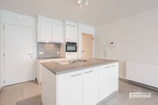 Dit moderne en instapklare appartement bevindt zich in de recente residentie Spuikom II (bouwjaar 2017) te Bredene.<br />Het appartement is gelegen op het gelijkvloers en beschikt over een groot terras met tuin van 57 m².<br />Indeling: inkomhal, grote woonkamer met open keuken (met modern kookeiland en voorzien van alle toestellen), praktische berging met aansluiting voor wasmachine, badkamer met dubbel lavabomeubel en inloopdouche, apart toilet met lavabo en 2 volwaardige slaapkamers (11 m² en 16,5 m²) die beiden toegang bieden tot de mooie tuin. In het gebouw bevindt zich een gemeenschappelijke fietsenberging.<br />Het appartement is zeer energiezuinig (EPC A), asbestvrij en de elektrische installatie is conform!<br />Gezien zijn praktische indeling, grote ruimtes en gunstige ligging vlakbij winkels, openbaar vervoer en de Spuikom, is dit appartement zowel geschikt als vaste woonst, tweede verblijf of als investering!<br />Kom snel de vele troeven van dit stijlvolle appartement ontdekken!